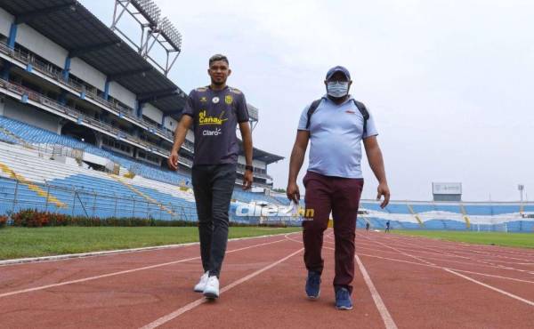 Getsel Montes y Kelvin Coello, periodista de DIEZ, caminan en la pista del Olímpico antes del mano a mano. Foto: Neptalí Romero.