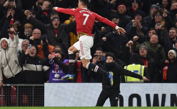 Cristiano Ronaldo festejando su doblete frente al Arsenal en la liga inglesa.