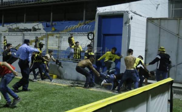 Violentas imágenes de la estampida ocurrida en el estadio Morazán. Arrasaron también con mujeres.
