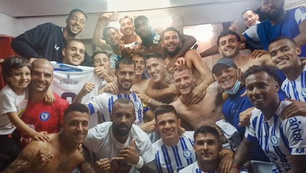 El delantero hondureño y sus compañeros celebraron después de la primera victoria lograda en la Liga de Uruguay.