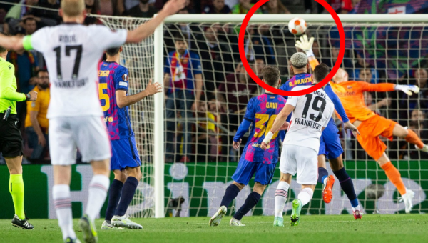 ¡La colgó del ángulo! Así fue el brutal golazo de Rafael Santos Borré que eliminó al FC Barcelona de la Europa League