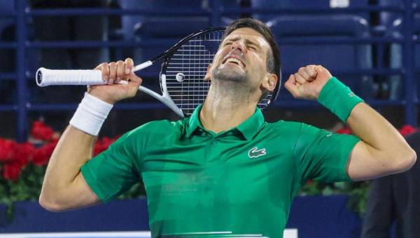 Novak Djokovic celebra su primera victoria del año.