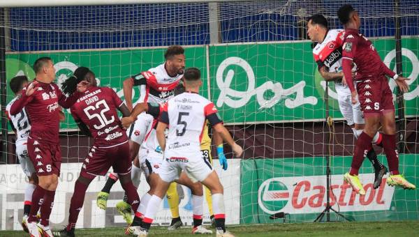 Saprissa venció 2-1 al Alajuelense de Alex López en el primer pulso el boleto a la finalísima del Apertura en Costa Rica.