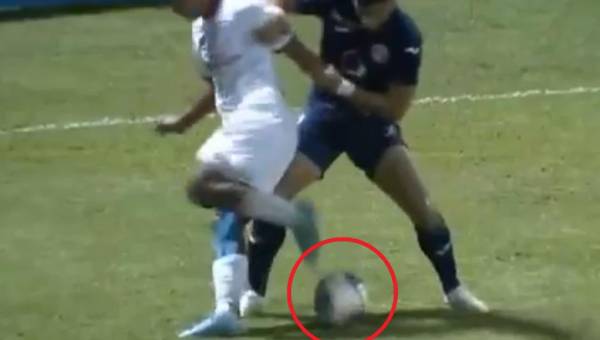 ¡Le quebró los trastes! El tremendo caño de Moya a Marcelo Santos y el árbitro comete errorazo al marcar offside en un saque de banda
