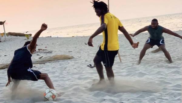 El periodista de DIEZ Edgar Witty (camisa negra) ante la marca del defensor Jafet Moreira (amarillo) jugando en las playas de Corozal.