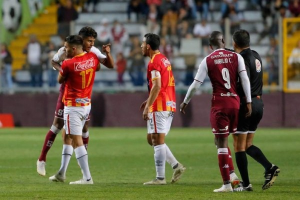 ¡Bochorno! Saprissa-Herediano terminó entre golpes, empujones e insultos