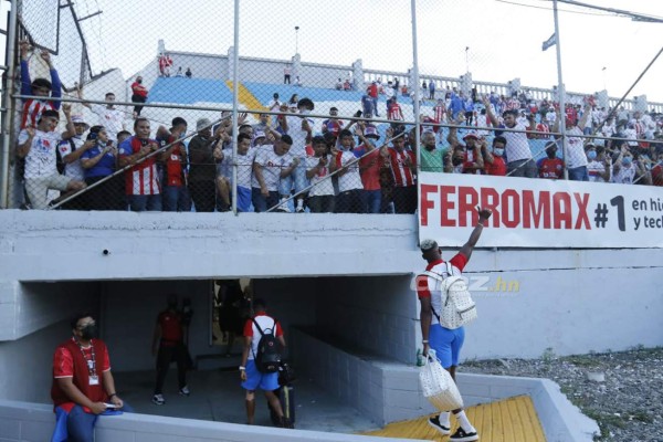 El hostil recibimiento de afición del Real España a futbolistas del Olimpia con pancartas de dólares