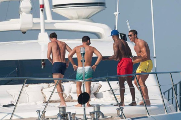 Las excéntricas vacaciones de Cristiano Ronaldo y sus amigos