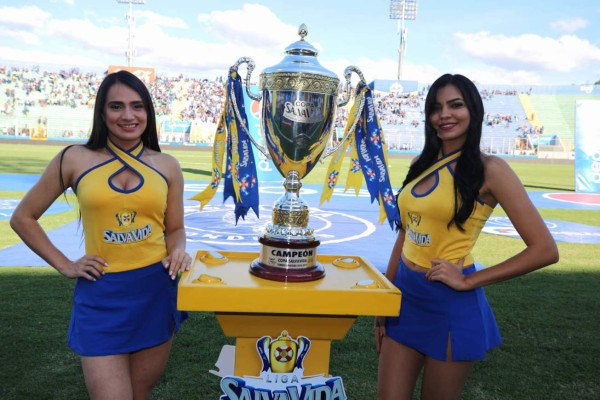 FOTOS: Las bellas chicas que adornaron la semifinal Motagua-Platense
