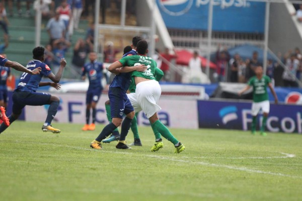 ¡NO SE VIO EN TV! Polémica, fiesta de los niños y homenajes en Motagua