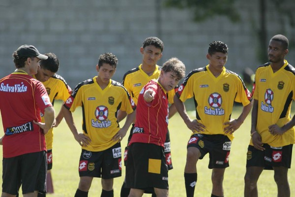 Espectacular recibimiento a Rayados, exDT del Real España homenajeado en el BBVA Bancomer