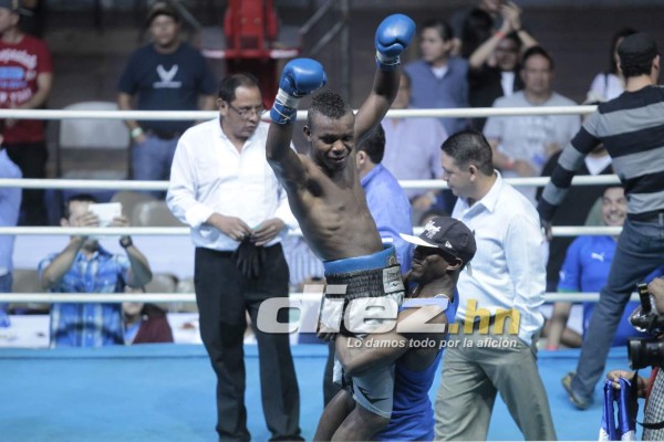 Noche de combates en la Villa Olímpica.