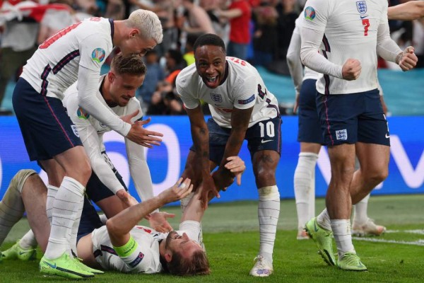 Derroche de locura: cervezas, llanto y festejo de Inglaterra en polémica clasificación a la final de la Euro