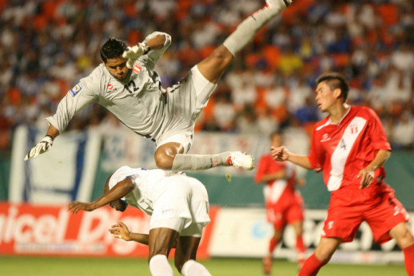 Honduras 1 vr Perú 2, en Miami el 18 de Noviembre 2009.