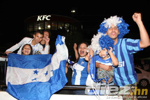 Hondureños celebrando clasificación al Mundial