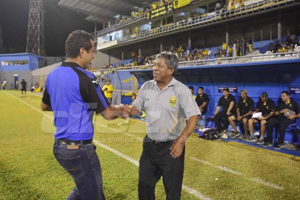 NO VISTE EN TV: El festejo de Platense y Diego Vazquez terminó bañado
