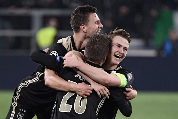¡Emotivo festejo! Así celebró en Turín el Ajax su pase a semifinales de Champions