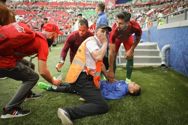 Lo que no se vio por TV: La petición de una mujer a CR7 y la mirada de Guardado al crack luso