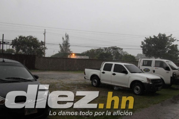 Como piscina olímpica: 45 minutos de lluvia inundaron cancha del Carlos Miranda