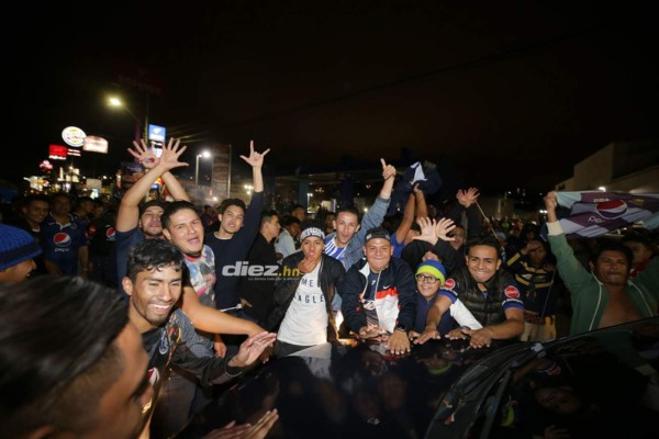 ¡Tegucigalpa se tiñe de azul! Aficionados salen a las calles a festejar la 16 del Motagua