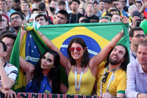 NO SE VIO EN TV: El terrible dolor de Neymar, las 'garotas' y la famosa selfie en el Brasil-Suiza