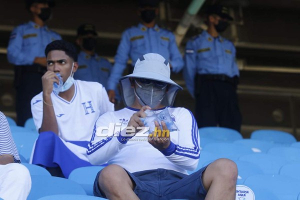 ¡Pancartas, Batman y un astronauta! El ambientazo en el Olímpico para el Honduras vs. Costa Rica
