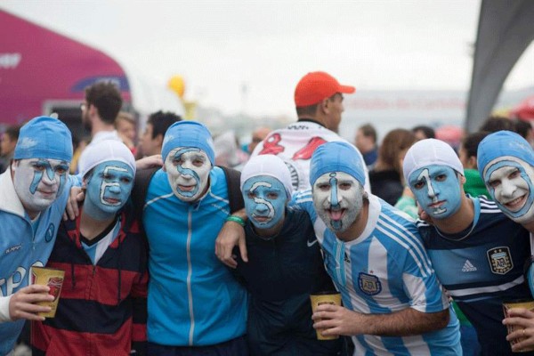Argentinos y holandeses disfrutando de un gran ambiente en las gradas .