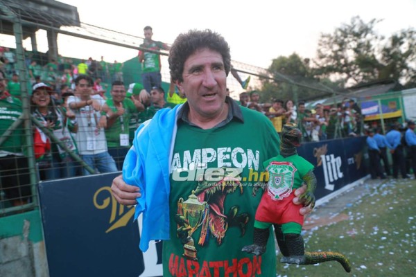 ¡Abrazos, lágrimas y besos! Eufórico festejo del Marathón tras coronarse campeón