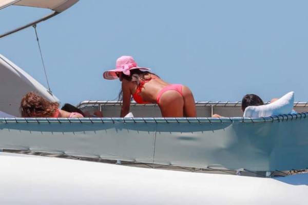 Antonella y sus descuidos; las vacaciones de Messi, Fabregas y Suárez con sus parejas