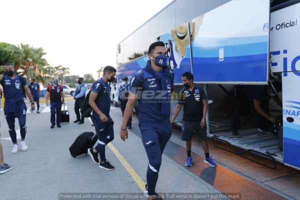 ¡Con guaruras fue recibido Coito! Así fue la discreta llegada de la Selección de Honduras tras perder en México