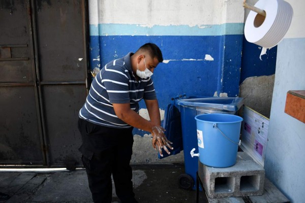 Ex mareros hacen mascarillas en Guatemala para prevenir el coronavirus: 'Ahora quisiera enmendar mis errores'