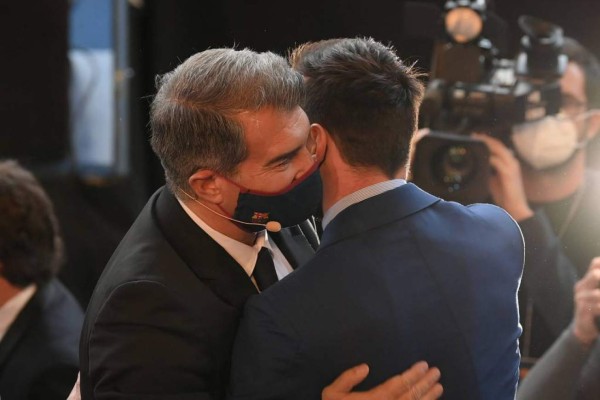 Un abrazo con signos de renovación: Laporta se reencontró con Messi en su investidura como presidente del Barcelona