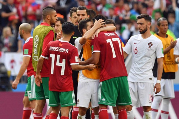 Destrozados: Las desgarradoras imágenes de marroquíes en Rusia y la felicidad de Cristiano