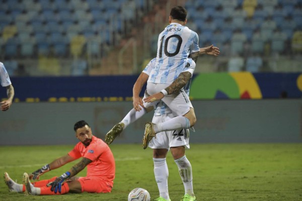 Fotos: ¡Apapachos, patadas y festejos! El show de Messi ante Ecuador que tiene a los argentinos soñando