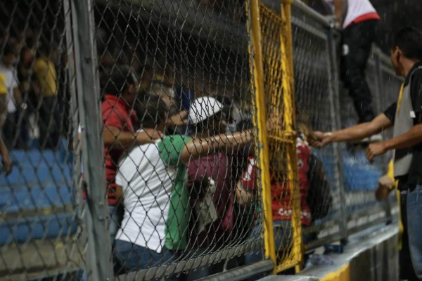 EN FOTOS: Así fueron los relajos en el derbi entre Real España y Marathón