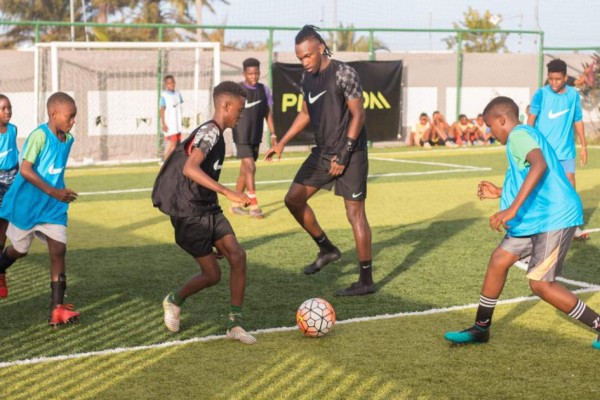 Alberth Elis sorprende a niños de Tela y les regala implementos deportivos