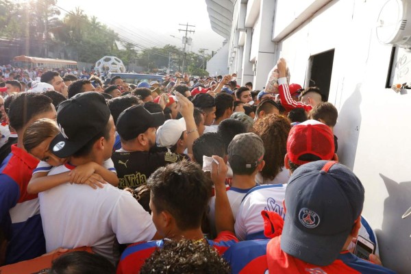 Olimpia desborda la locura de sus fanáticos en el Estadio Morazán