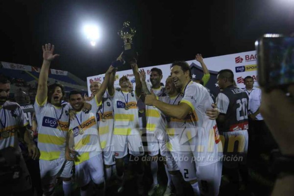 Fuegos artificiales, golazos y mucha alegría: Los mejores flashazos del Duelo de Leyendas en Honduras