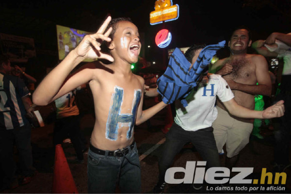 Hondureños celebrando clasificación al Mundial