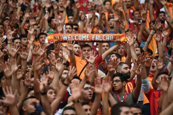 Una locura: La impresionante presentación oficial de Falcao con el Galatasaray