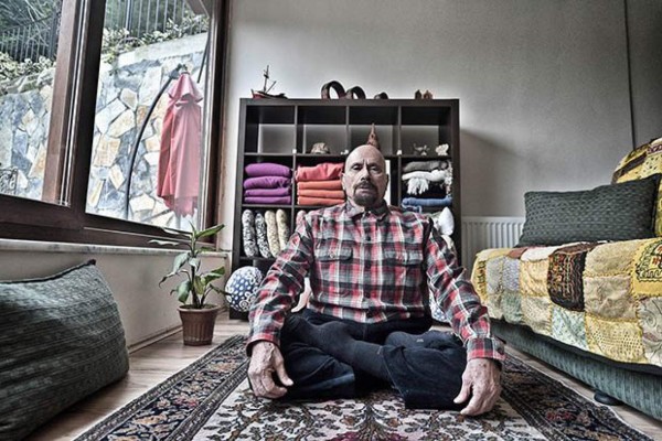 Impactantes fotos: Instructor de yoga tiene 95 años y aparenta la mitad