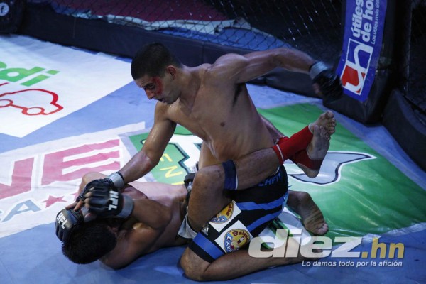 Vibrantes peleas en novena edición HFL de artes marciales mixtas en Expocentro