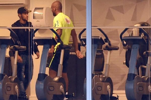 Neymar visitó a sus compañeros la concentración de Brasil.