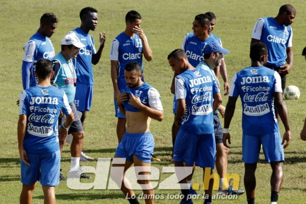 Risas, bromas y pláticas individuales de Pinto en el último entreno de Honduras