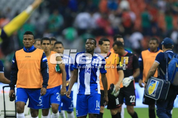 Mientras unos jugadores de Honduras sufrían, otro cambiaba camisa
