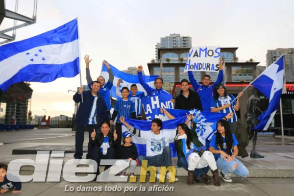 Selección catracha recibe el apoyo su afición en Vancouver