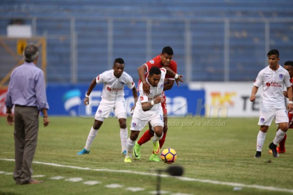 NO VISTE EN TV: El festejo de Platense y Diego Vazquez terminó bañado