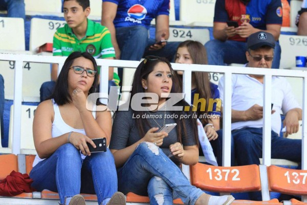 Las hermosas chicas que adornan el estadio Nacional para juego de Ronaldinho