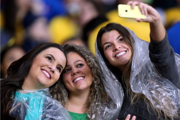 Ambiente del Brasil-Honduras en el estadio Beira-Rio en Porto Alegre