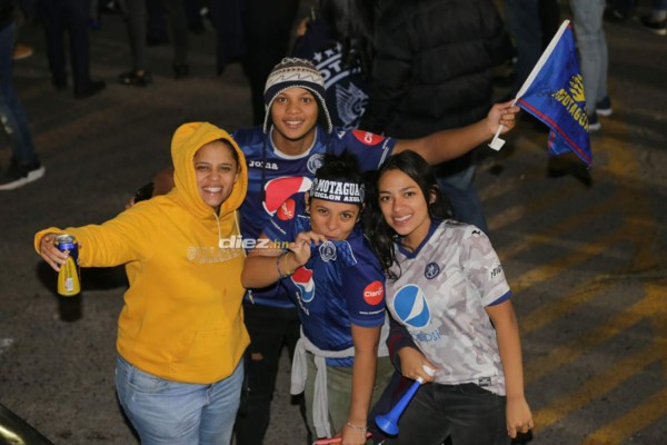 ¡Tegucigalpa se tiñe de azul! Aficionados salen a las calles a festejar la 16 del Motagua
